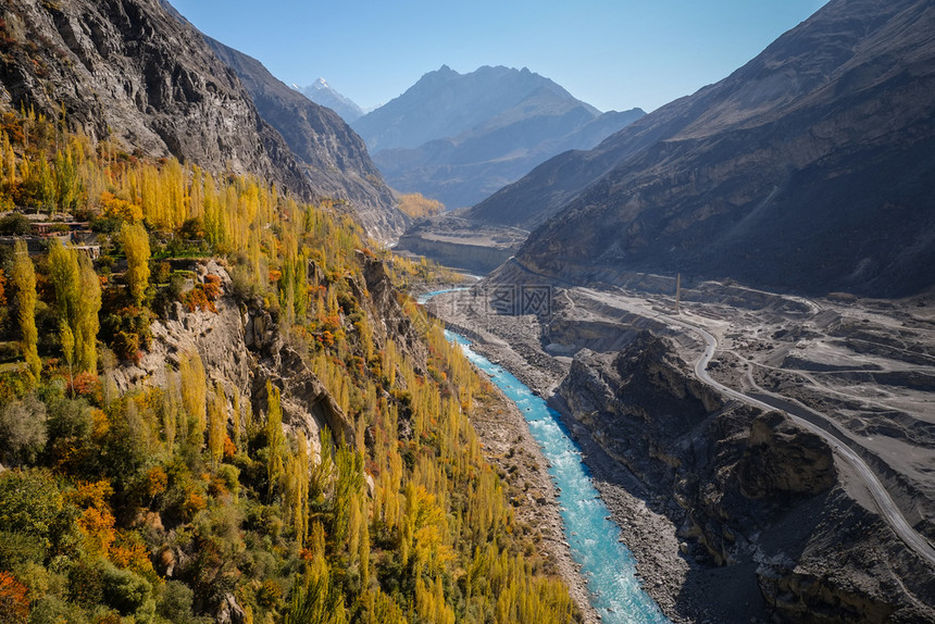 红色的高度流动位于巴基斯坦吉尔特巴提斯坦的卡拉科姆山脉沿路流经蓝色河在巴基斯坦GilgitBaltistan图片