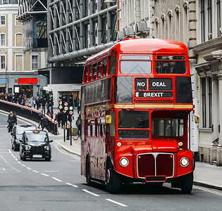 鲍里斯伦敦中央大街上运营的公路主车在繁忙的CentralLondon街上运行其背景是黑色传统出租车作为欧盟运动休假的冒目地不交易Bre背景