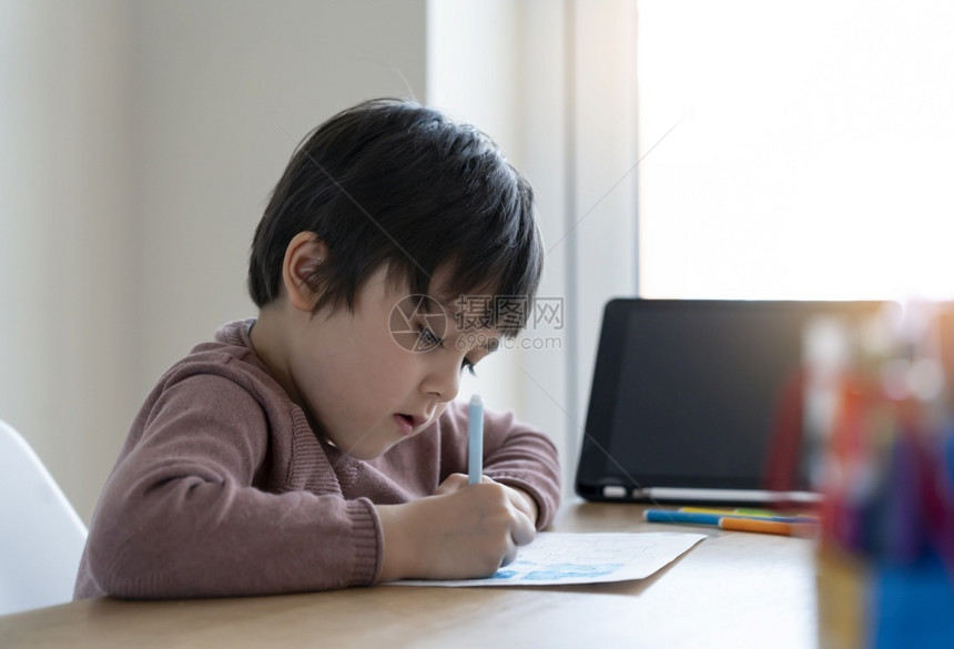 认真学习的小男孩图片