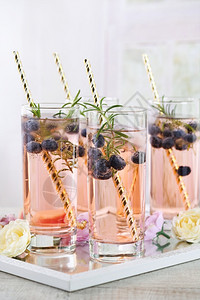 果汁无酒精鸡尾普罗赛克用旺斯风格的蓝莓冰块迷迭香喜庆典灵感图片