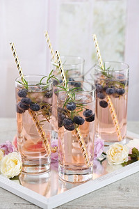 杜松子酒喜庆的寒冷用普罗旺斯风格的蓝莓冰块迷迭香喜庆典灵感图片