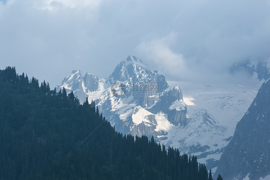 乡村的山高旅行草图片