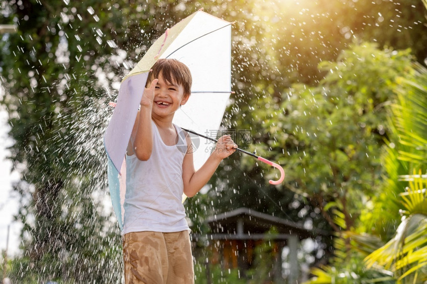 户外享受雨水的小男孩图片