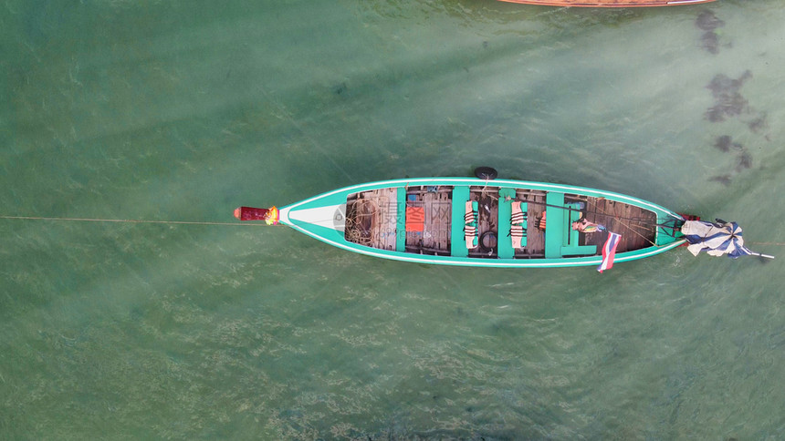 冒险河天线海岸附近多彩的木制船只图片