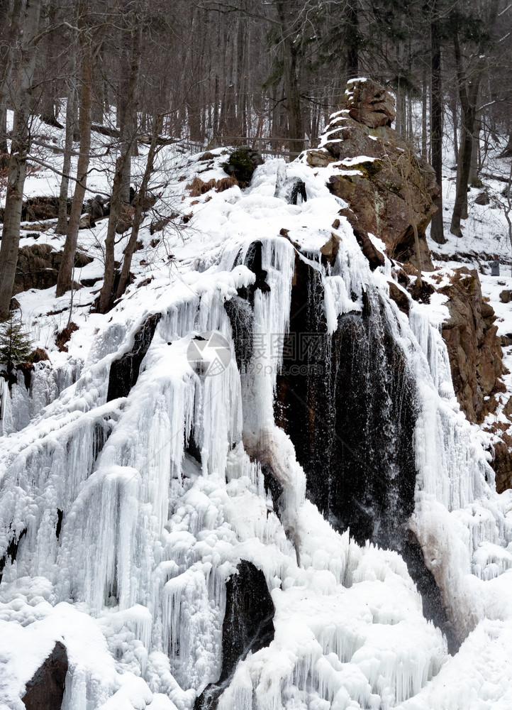 BadHarzburg附近森林中的冰和雪冻瀑布哈兹山通往Braunlaage的主要公路沿线森林春季开始后的冬照片绞刑沿着融化图片