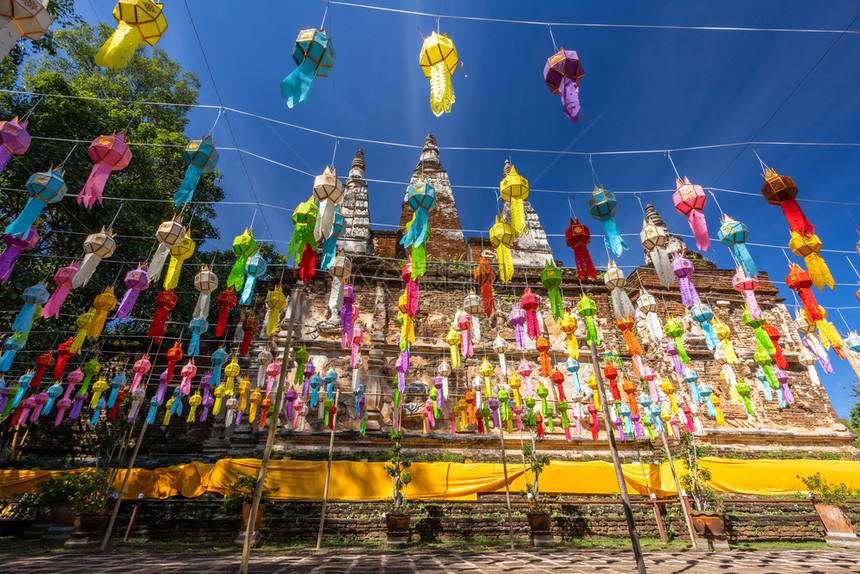 宝塔美丽的Lanna灯笼是LoiKrathong或WatChetYot的YiPeng节的北海式灯笼七座寺庙是泰国清迈的主要旅游景图片
