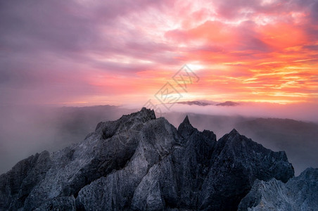 高的金色日出山上弥漫着微雾迷明梅茂兰邦泰河清晨风景之岩与雾潘浦合而来多于蓬松的背景图片