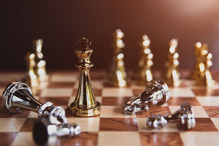 胜利商业市场共享竞争中最后一名胜出者作为专业和强力商投资者的专化和强大企投资者领导才能和成功战略术概念背景参加象棋牌游戏及成功战背景图片