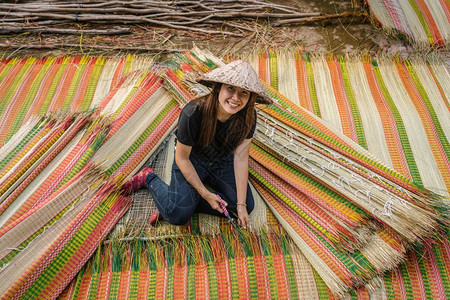 叔叔染料越南年轻工匠制作传统维特南垫子在古老的传统村落里以幸福行动创造传统的Vietnam垫子的顶端景象dinh日元dogthapv背景