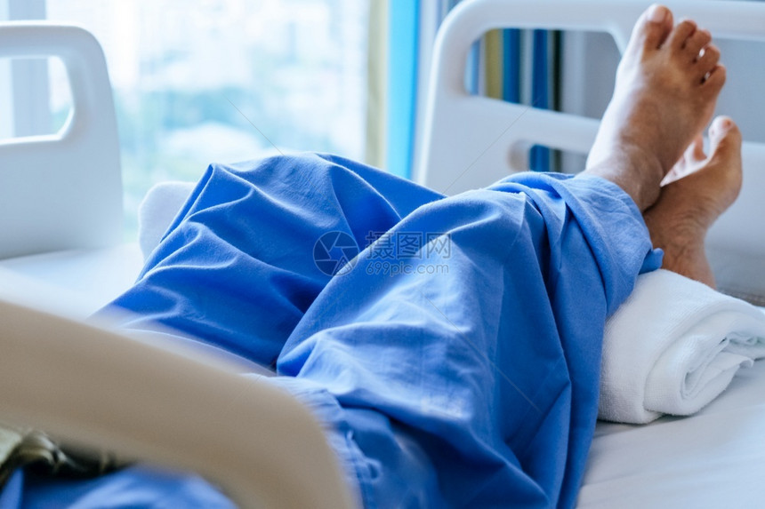曼谷老年病人在医院床上放松的休息时间睡觉耐心图片