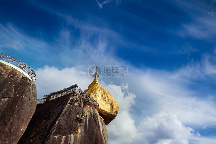 目的地最神圣佛教场所缅甸三根大吉亚基约Myanma头发上平衡着岩石的头在缅甸河中漫步宝塔供品图片