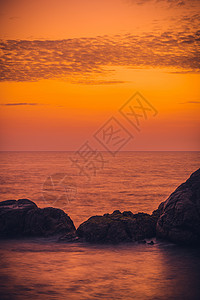 美丽的金日落蓝色小时后在Galle荷兰堡傍晚的海浪撞击下长的脊椎风景照片显示月光下蓝色时间过后前方有多彩色的日落和岩层形成地表面图片