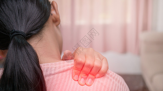 肩椎炎办公室在计算机或电话上长时间工作造成女近距离按摩其痛苦的肩膀颈部类和肩疼痛肌肉抽搐姿势痉挛背景
