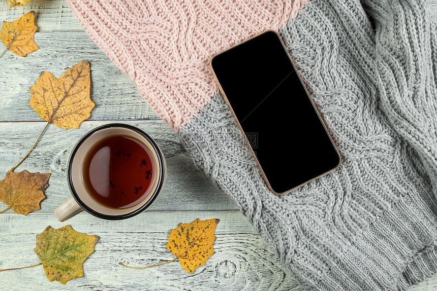 秋冬一杯茶和手机图片