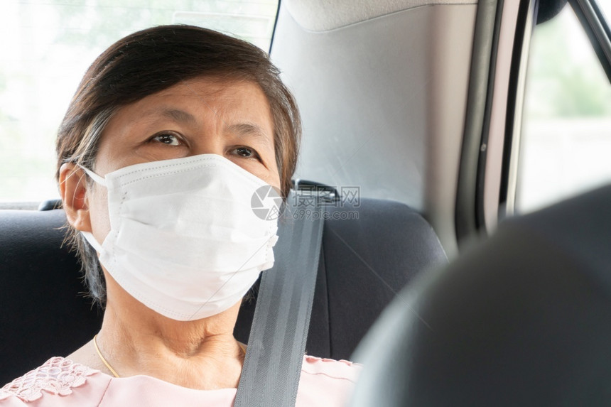 生活穿疾病亚洲老年女乘客在公共交通中坐汽车大流行中时佩戴外科面罩以防止冠状或Covid19感染生命保健概念图片