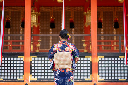 传统的神社在京都FushimiInari神社红木托里门中身着日本和服的吉沙斯女孩穿日本和服同义词这实际上意味着一件要穿的东西大社文化传统背景