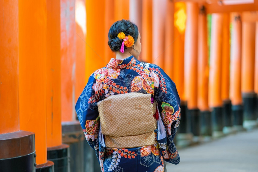 在京都FushimiInari神社红木托里门中身着日本和服的吉沙斯女孩穿日本和服同义词这实际上意味着一件要穿的东西游客寺庙小路图片