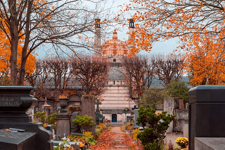 埋没死的历史法国巴黎2019年月4日法国巴黎2019年月4日最著名的PereLachaise的秋天小巷景象关于各种著名人士的背景背景图片