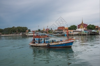 拥有渔民在泰国海边城市很受欢迎的事业在泰国海边城市非常受欢迎渔夫日落图片