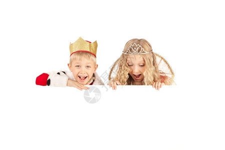 纸在国王和皇后服装中笑可爱的男孩女拿着牌子的女王礼服种族头发图片