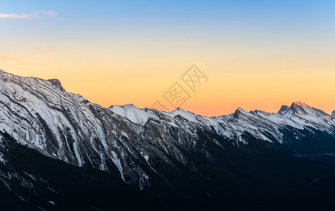 冰川加拿大人艾伯塔州班夫公园的雪冠加拿大落基山脉日景色来自BanffGondolaSulfhurMoustain橙背景图片