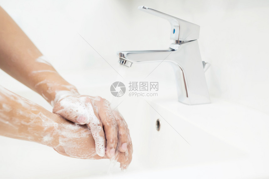 男子在吃饭前每次洗手以防止细菌食肉19和细菌感染泰国气泡每一个图片