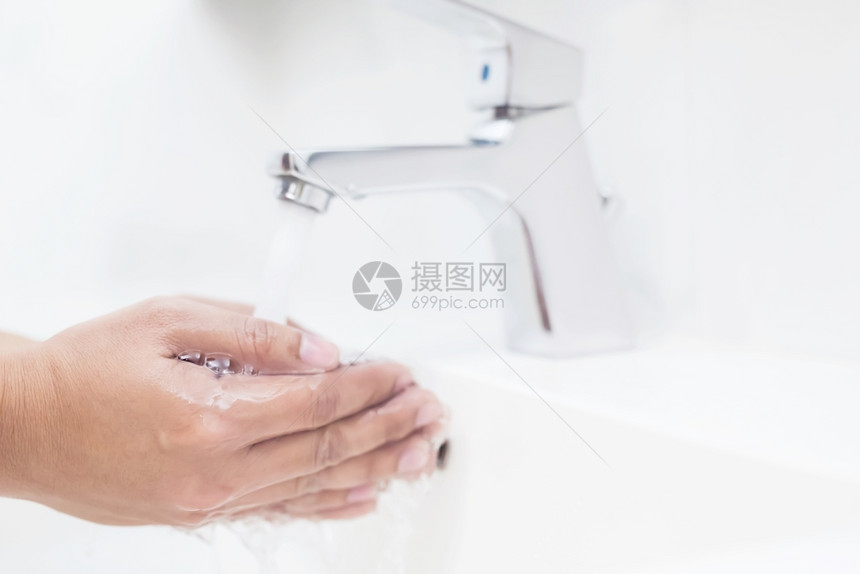 男子在吃饭前每次洗手以防止细菌食肉19和细菌感染医生流洁净图片