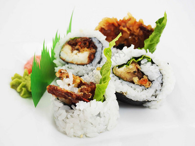 传统的美食盘子彩虹寿司卷配有鲑鱼金鳄梨皇家虾奶油酪费城鱼子酱日本菜图片