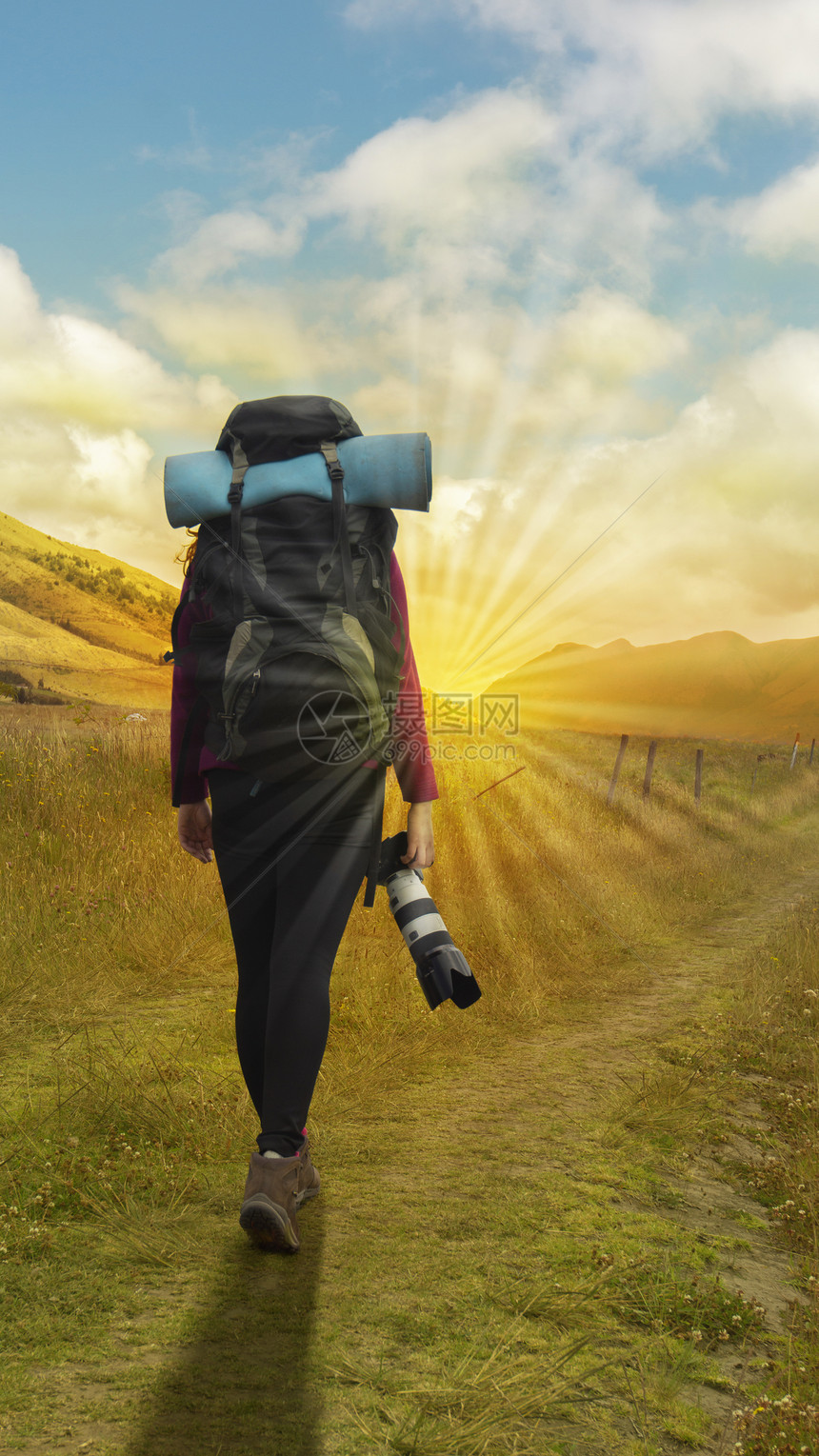 女探险家背着照相机背影图片