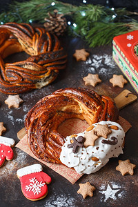 花环鞋垫填充巧克力和坚果假日食谱布拉德莱西纳蒙烤面包红饼圣诞壁心面包露珠圣花肉图片