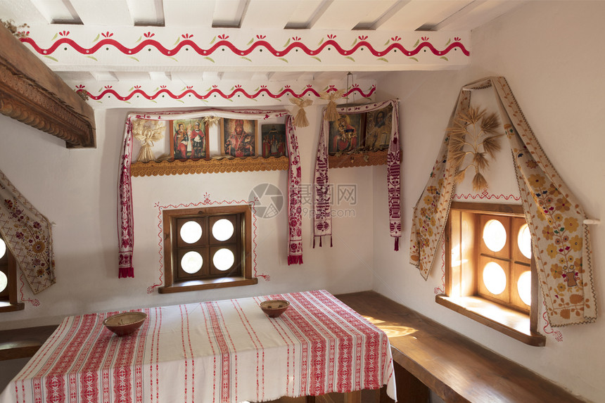 乌克兰古老农村住宅内的传统住宅图片