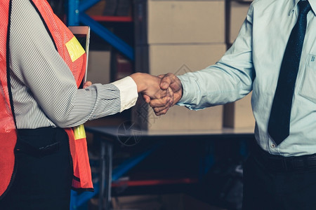 货运仓库工人与经理握手物流供应链和仓库业务概念工人与经理握手行业合伙图片