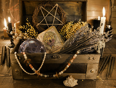 克柳赫古老的箱上面有塔罗牌愈合草药和桌上的水晶球维卡埃萨托里克占卜和神秘背景以及用于神秘仪式的古代魔法物品康复威卡异教背景
