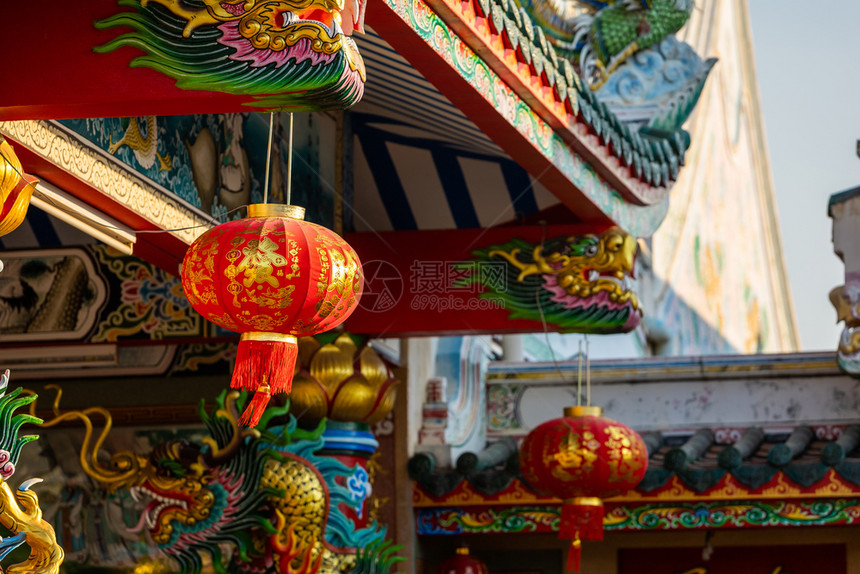 亚洲神社丰富多彩的中华圣迹国新年节红灯的装饰古艺术上面写着中文字母上帝保佑是财富祝福的赞美是泰国一个公共场所图片