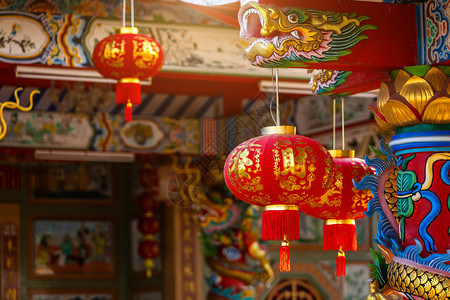 庆祝快乐的中华圣迹国新年节红灯的装饰古艺术上面写着中文字母上帝保佑是财富祝福的赞美是泰国一个公共场所寺庙背景图片