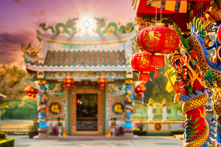 中华圣迹国新年节红灯的装饰古艺术上面写着中文字母上帝保佑是财富祝福的赞美是泰国一个公共场所灯笼崇拜快乐的背景图片
