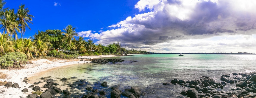 采取寒意异国情调令人惊叹的海滩风景白色沙和黑石头毛里求斯岛北部田园诗般的热带自然海滩图片