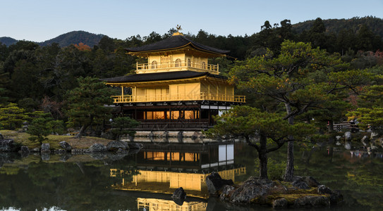日本京都金殿寺的津阁吉目光闪烁令人惊叹的宗教湖图片