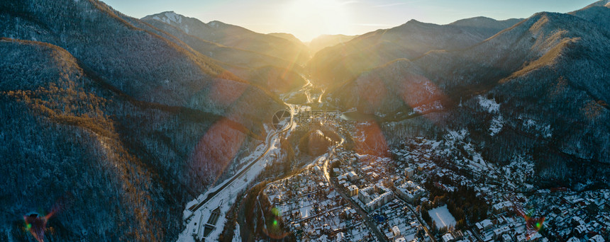 在俄罗斯索契的克拉纳亚波日落最后金光下的俄罗斯山坡上最佳高加索后的图片