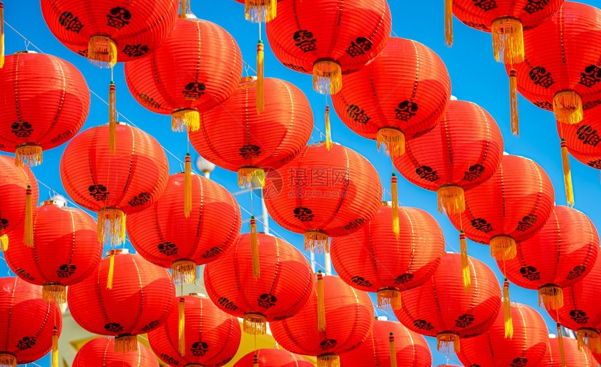 中华圣迹国新年节红灯的装饰古艺术上面写着中文字母上帝保佑是财富祝福的赞美是泰国一个公共场所书面亚洲人团体图片