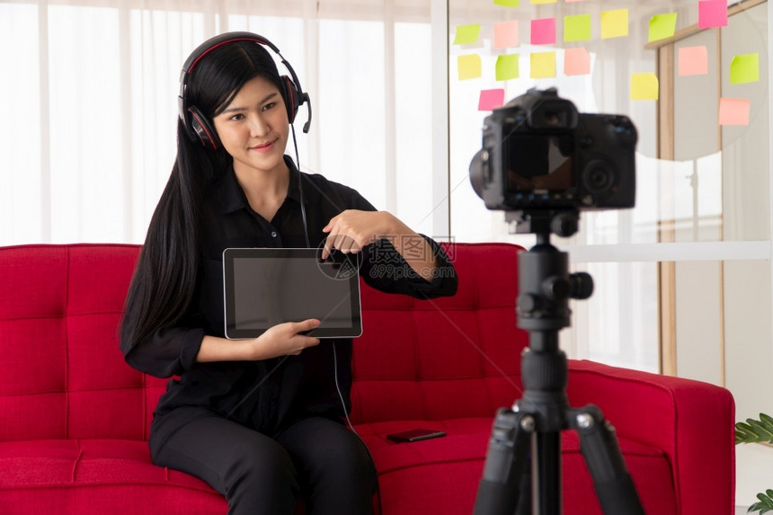 VlogAsia女博客影响者坐在沙地上并录制视频博客用于教学辅导生或订阅者如何在网上创作新生活方式内容的概念班级一种创建图片