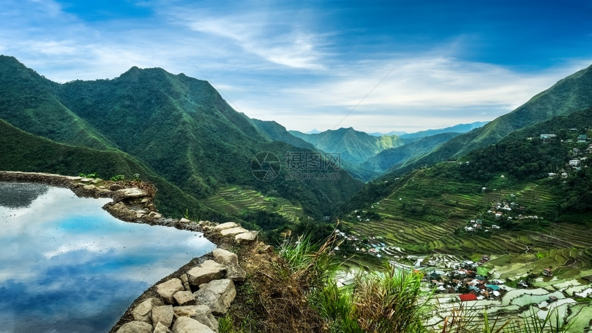 越南场地对菲律宾伊富果省山脉中云雾蓝天Banaue的稻田梯惊人全景观菲律宾教科文组织遗产图片