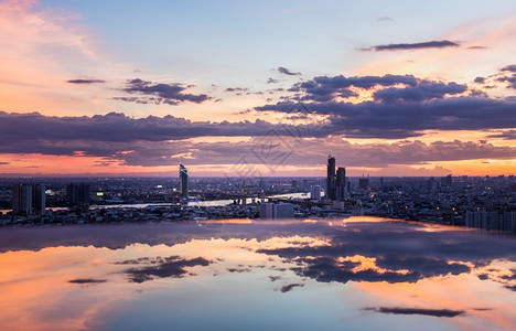 泰国曼谷201年7月4日201年天窗之夜的美丽风景观空中察太阳落幕为今天余下时间带来舒缓的感觉市中心风景优美日落背景图片