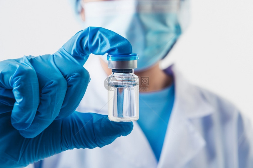 实验室手拿疫苗瓶的医生特写图片