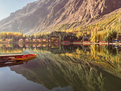 皮丘拉湖秋天和平下游喀丘拉湖巴基斯坦吉尔特俾提斯坦Skardu背景的静水和带山脉坡上对接船景象树木空气干净的背景