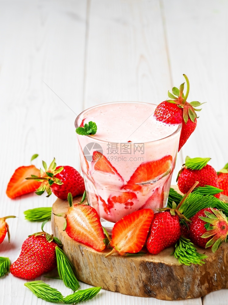在木架上玻璃杯中的草莓鸡尾酒白色木底的背景草莓和分散在桌上的小菜制造冰淇淋的原料与复制空间密合素食主义者茶点夏天图片