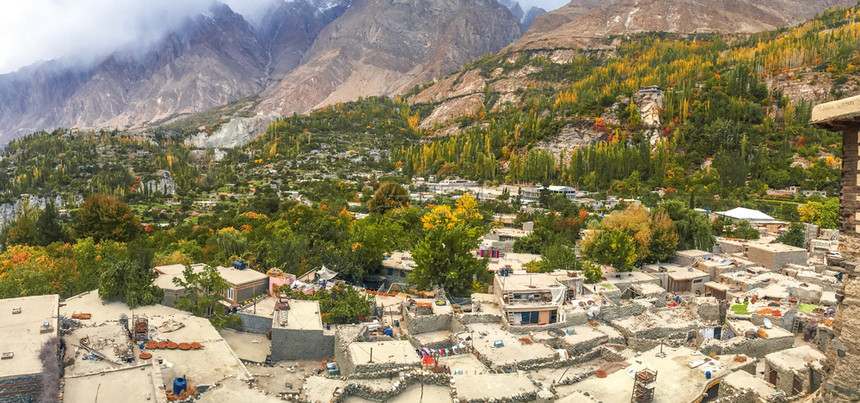 巴基斯坦Hunza河谷和平古老Altit村的景观秋天风周围有林树和卡拉科姆山脉巴基斯坦吉尔特俾提斯坦天线环境罕萨图片