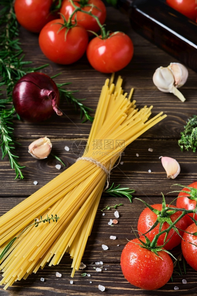 整个谷物意大利面条配有意大利风格的午餐在黑木桌上做饭的成分烹饪近餐意粉的想法有选择重点油木制橄榄图片