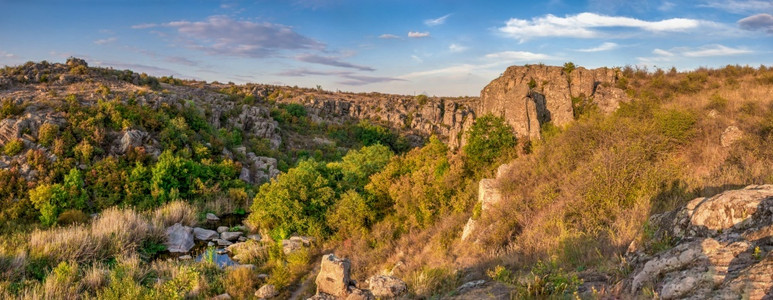 梅尔特沃沃德在阳光明媚的夜晚乌克兰尼古拉耶夫地区Aktovo村的Mertvovod河深花岗岩峡谷是乌克兰魔鬼花岗岩Actovo峡谷的自然奇观背景