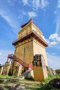 缅甸Nanmyin或缅甸AvaInwa望塔缅甸的AvaInwa缅甸陆地标志和游客喜爱的东南亚旅游观光景点户外佛教徒历史的背景图片